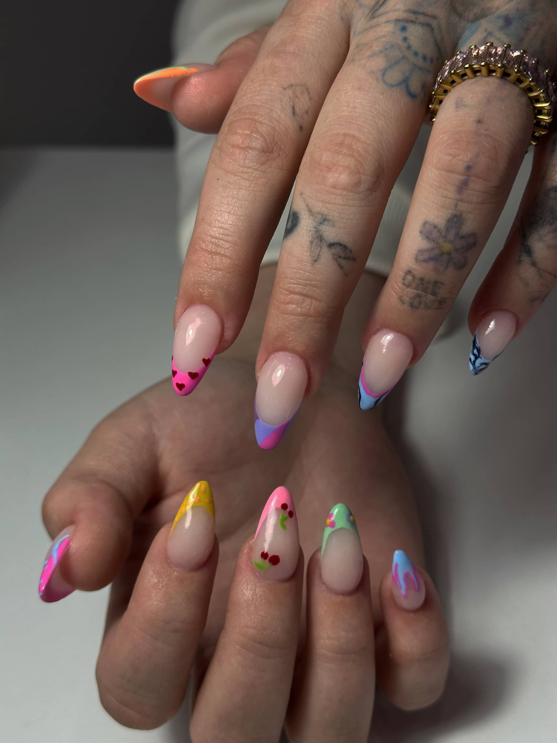 Barevná gelová manikúra s abstraktním letním nail artem na dlouhých mandlových nehtech – kreativní design vytvořený v salonu krásy Barbitch.