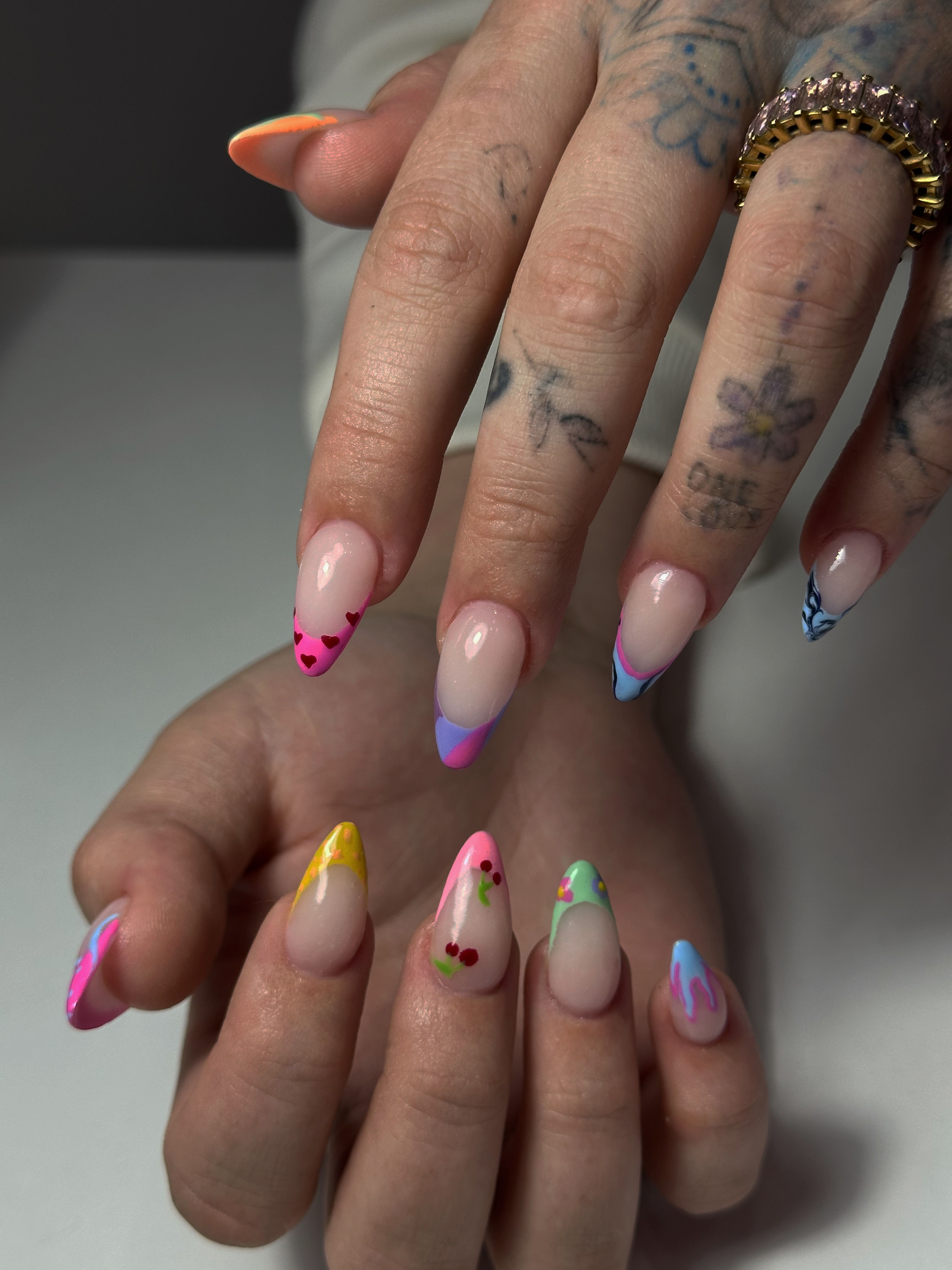 Barevná gelová manikúra s abstraktním letním nail artem na dlouhých mandlových nehtech – kreativní design vytvořený v salonu krásy Barbitch.